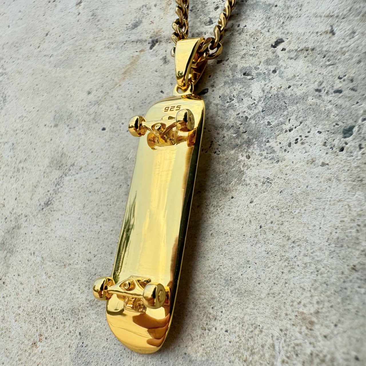 Colgante de patineta (oro)