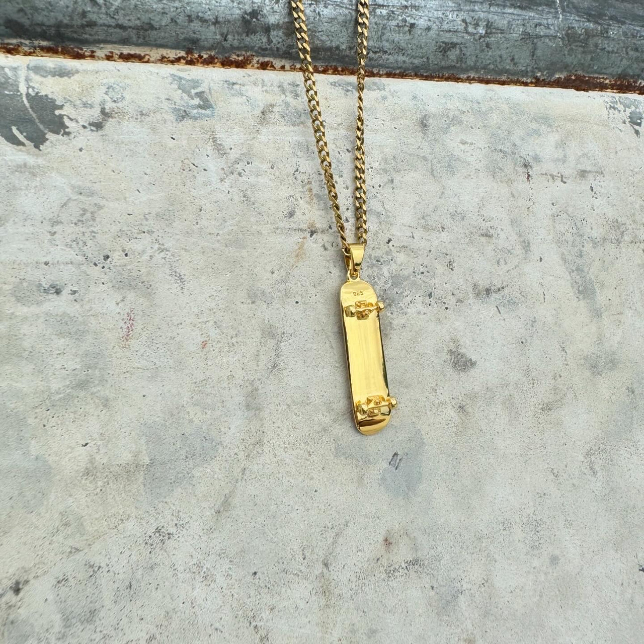 SKATEBOARD-ANHÄNGER (GOLD)