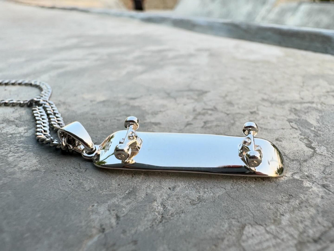 PERSONALIZED SKATEBOARD PENDANT (SILVER)