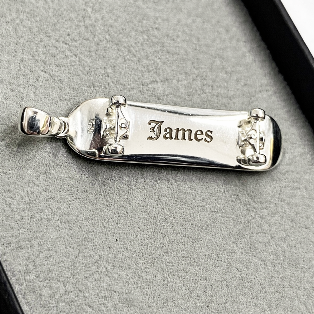 Colgante de monopatín personalizado (plata)