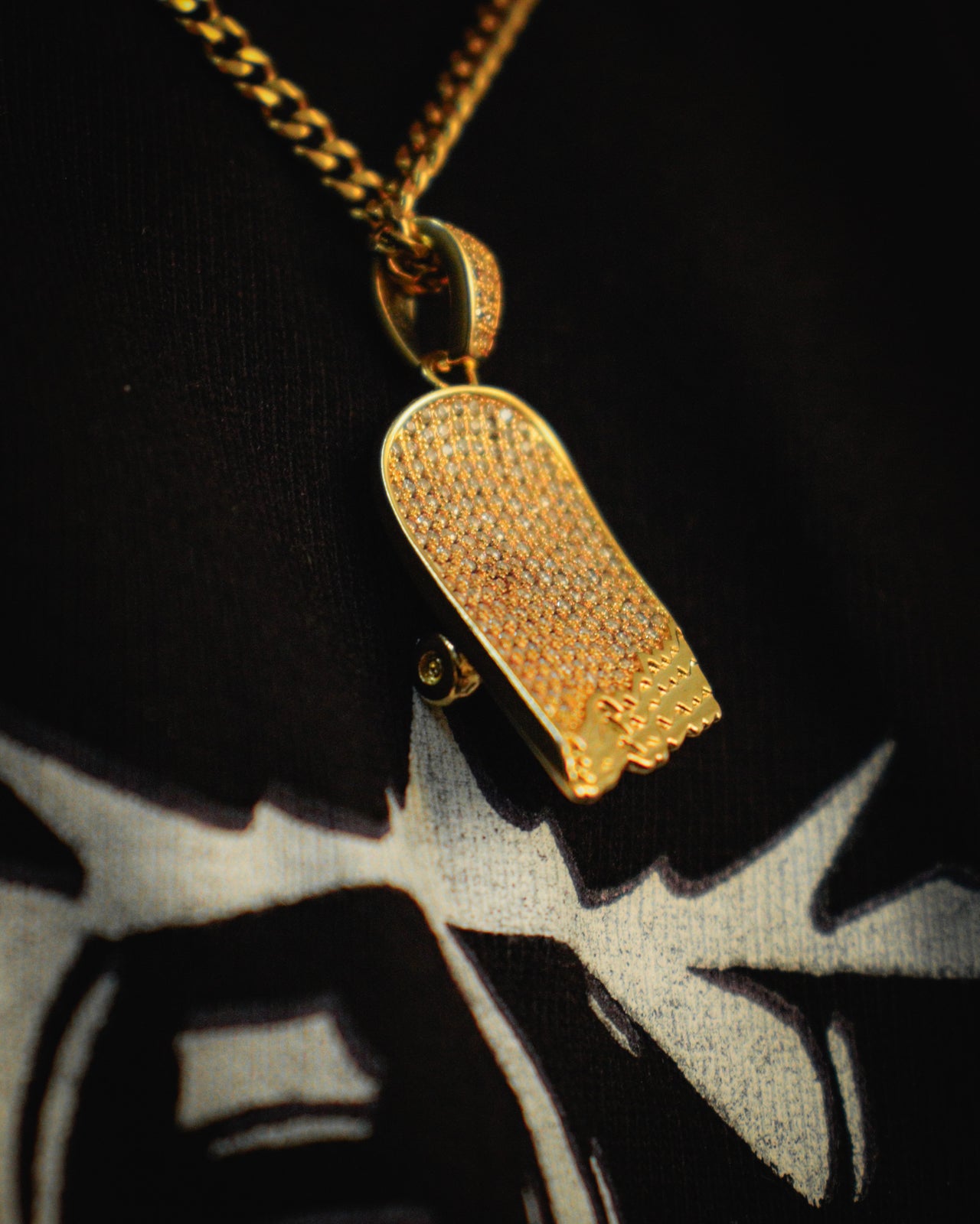ICED OUT Broken Deck-Anhänger (Gold)