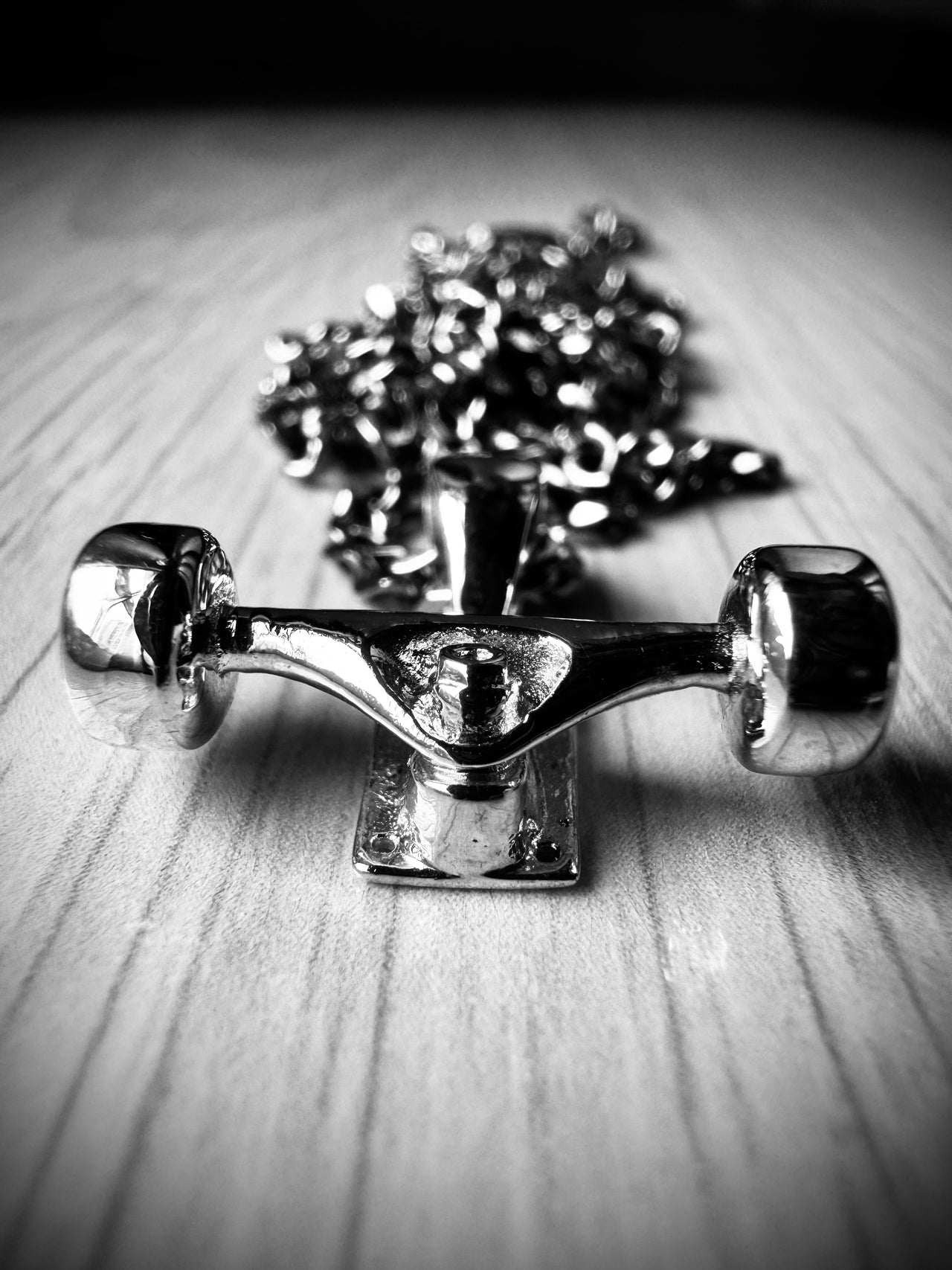 Skateboard Truck w/Wheels Pendant (Silver)
