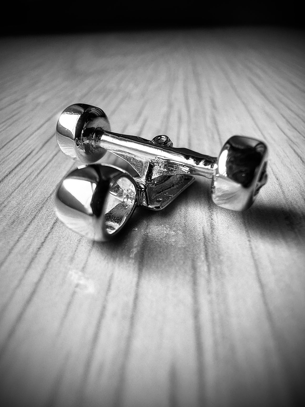 Skateboard Truck w/Wheels Pendant (Silver)