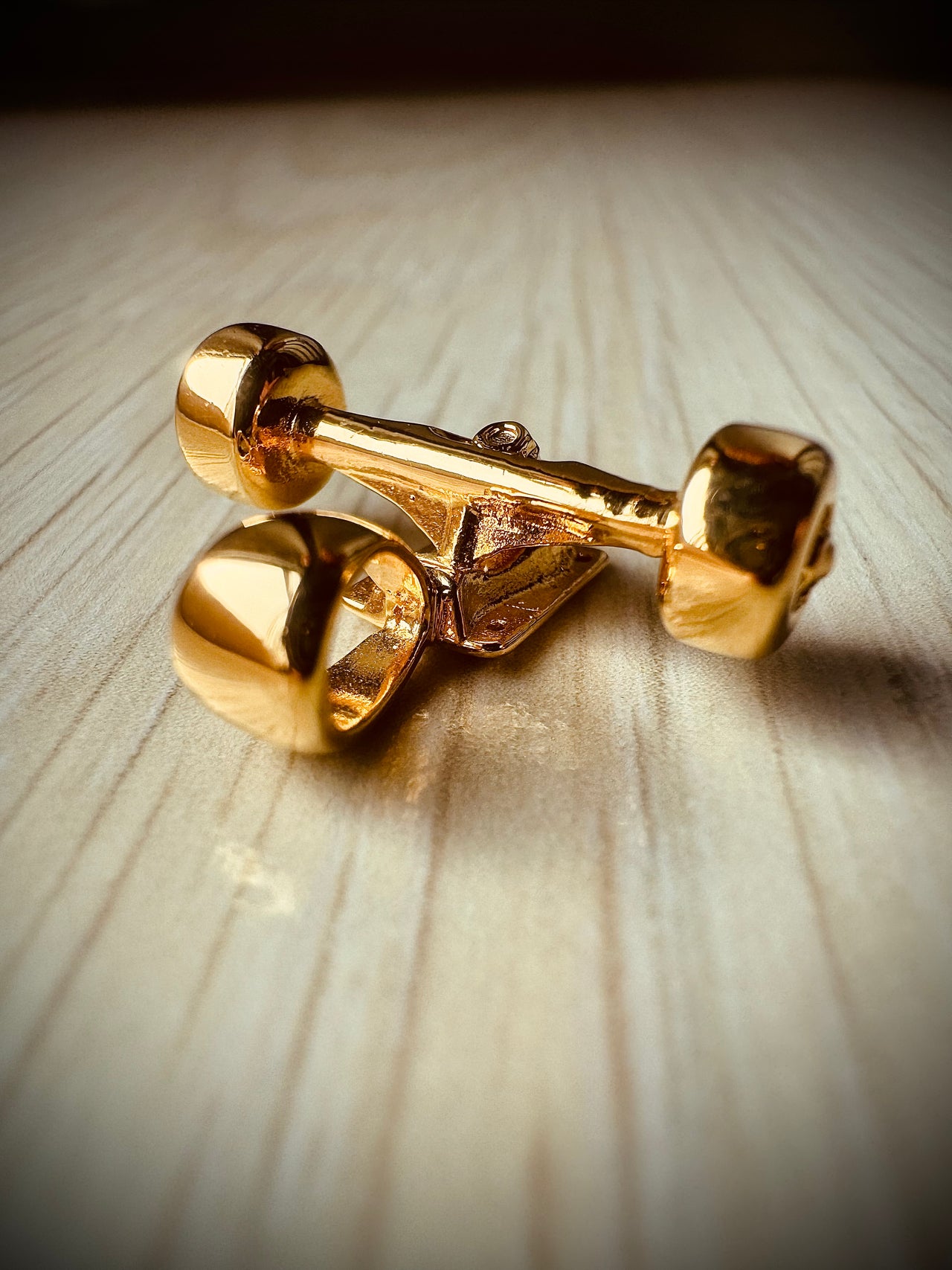 Skateboard Truck w/Wheels Pendant (Gold)