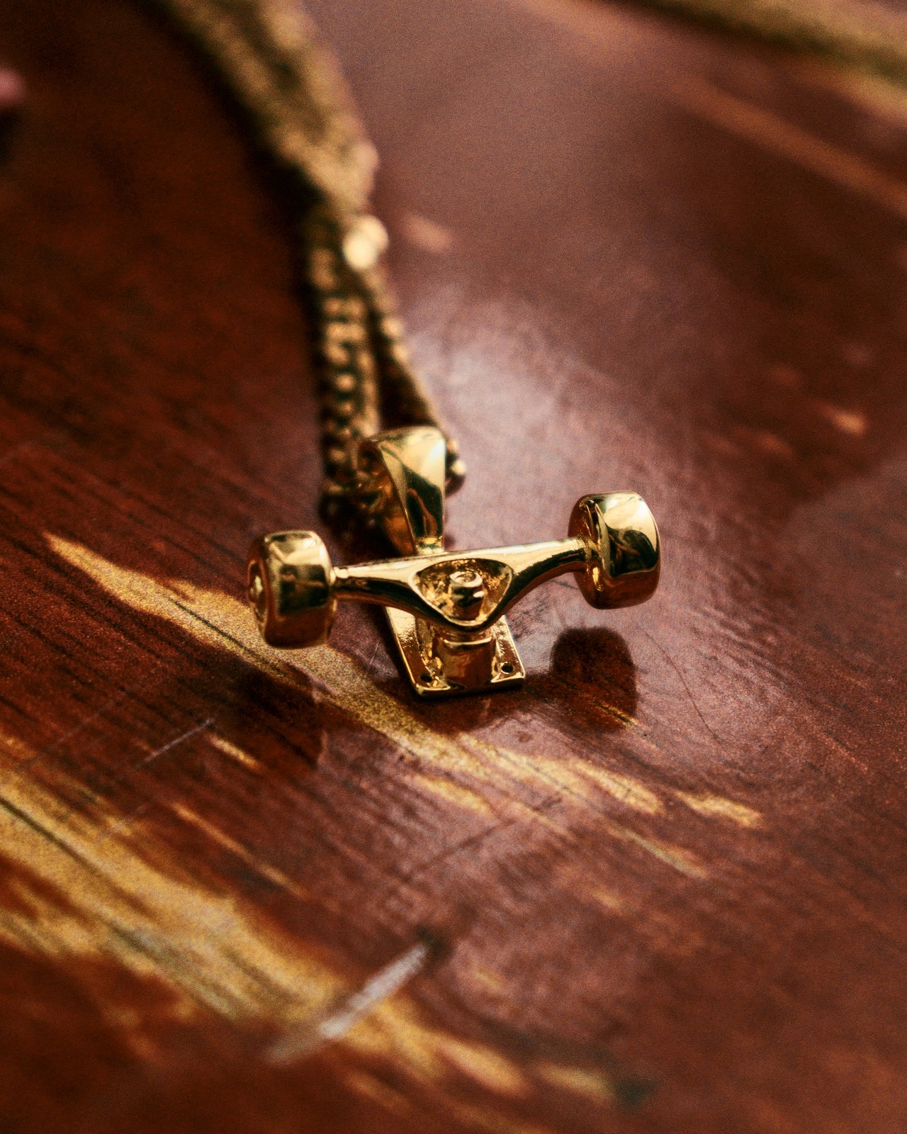 Skateboard Truck w/Wheels Pendant (Gold)