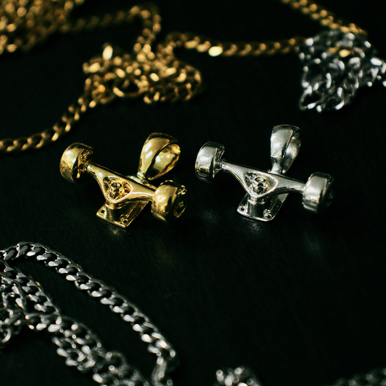 Skateboard Truck w/Wheels Pendant (Silver)