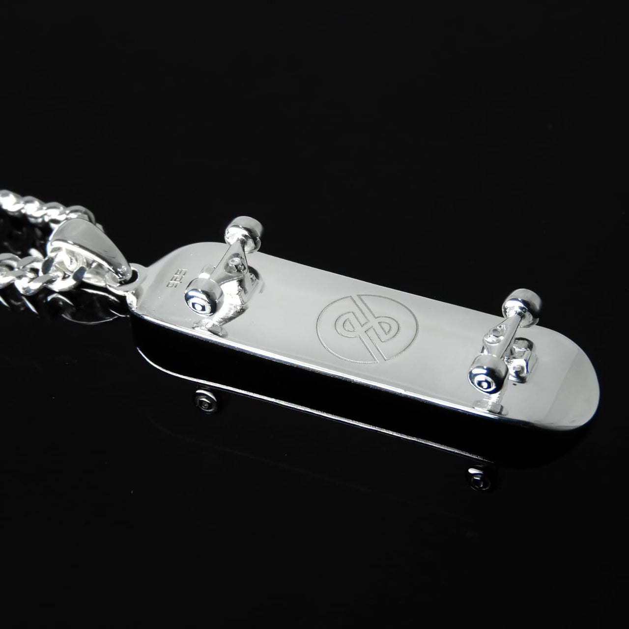 SKATEBOARD PENDANT (SILVER)